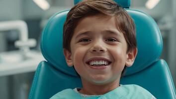 liten pojke Lycklig i dental stol i klinik foto