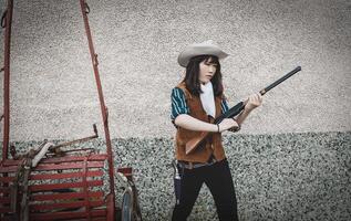 porträtt av en skön väpnad kinesisk kvinna cowgirl foto