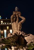 natt scen av triton fontän i piazza barberini i rom foto