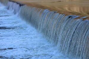 vattenfall på de shannondale flod damm i charles stad wv foto