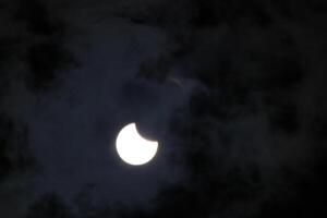 partiell sol- förmörkelse i pensacola florida på oktober 17:e 2023 använder sig av en kanon rebell ts mörk lins foto