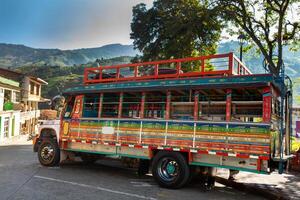 färgrik traditionell lantlig buss från colombia kallad chiva foto