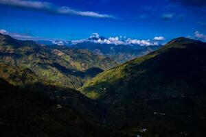 de Fantastisk landskap av de central intervall på de uppstigning till de hög av brev mellan de städer av fresno och manizales i colombia foto