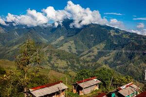 de Fantastisk landskap av de central intervall på de uppstigning till de hög av brev mellan de städer av fresno och manizales i colombia foto