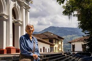 senior kvinna turist på de skön arv stad av salamina i de avdelning av caldas i colombia foto