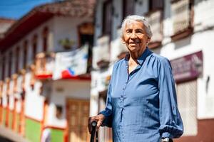 senior kvinna turist på de skön arv stad av salamina i de avdelning av caldas i colombia foto