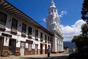 senior kvinna turist på de skön arv stad av salamina i de avdelning av caldas i colombia foto