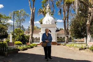 senior kvinna turist på de skön arv stad av salamina i de avdelning av caldas i colombia foto