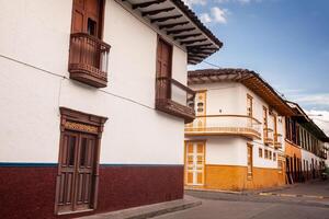 skön gator på de historisk stadens centrum av de arv stad av salamina belägen på de caldas avdelning i colombia. foto