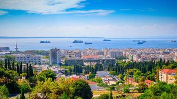 grupp av fartyg i de golf av thessaloniki, panorama- se på de stad från ett nej poli foto