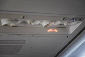 belf och rökfritt område ljus skylt inuti ett flygplan foto