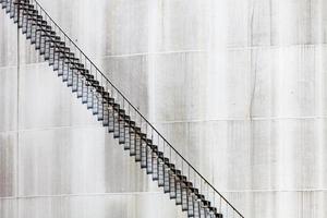 abstrakt detalj av en hög och lång trappa av ett oljeraffinaderi foto