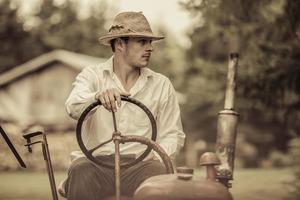 ung bonde på en vintage traktor