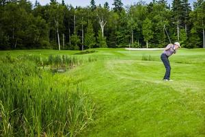 mogen golfare på en golfbana foto