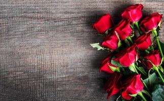 röda rosor på ett bord foto