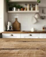 rustik trä- bordsskiva med suddig kök bakgrund foto