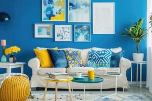 en mysigt och eleganta levande rum med modern dekor i gul och blå färger foto