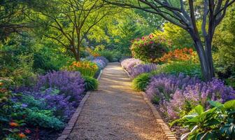 en lugn trädgård väg fodrad med lavendel- blommor foto