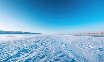 en panorama- se av de frysta sjö och ljus blå himmel, vinter- natur bakgrund foto