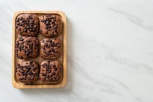 mörk choklad brownies toppad av chokladflis foto