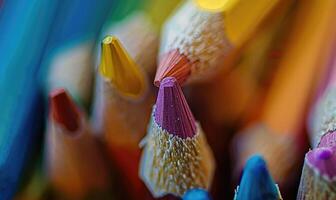 närbild av en knippa av färgad pennor, abstrakt bakgrund med färgad pennor makro se foto