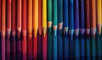 färgad pennor anordnad ordentligt i en rad foto