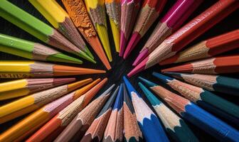 färgad pennor anordnad i en cirkulär mönster foto