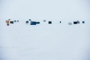 ice smelt fishing shack under en iskall och blåsig vinterdag i Quebec foto