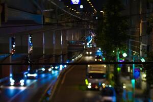 en natt miniatyr- trafik sylt under de motorväg i tokyo foto