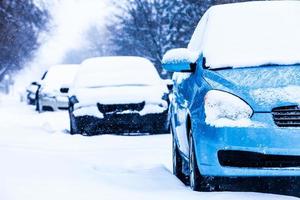parkerade bilar på en snöstorm vinterdag