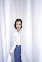 ung Tonårs flicka stridande hjärna cancer i en studio Foto skjuta, vit gardiner omge de flicka, renhet, oskuld, minimalism