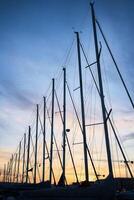 båtar, segelbåtar i de hamn på solnedgång foto