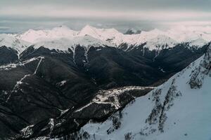 sochi berg toppar spektakulär dimmig se med skön belysning foto