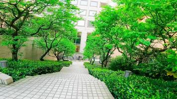 ginsekai inari helgedom är en helgedom belägen i de hörn av shinjuku parkera torn, nishi-shinjuku, shinjuku-ku, tokyo, japan. detta hela område var de bostad av en vissa feodal- herre under de edo foto