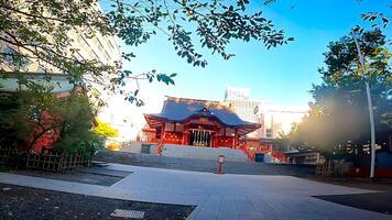 shinjuku, tokyo, japan. hanazono helgedom, en helgedom stående i de mitten av de stad. den existerade i 1590, de år tokugawa ieyasu gick in i tokyo foto