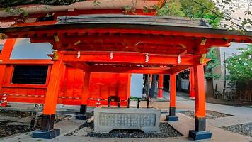 shinjuku, tokyo, japan. hanazono helgedom, en helgedom stående i de mitten av de stad. den existerade i 1590, de år tokugawa ieyasu gick in i tokyo foto