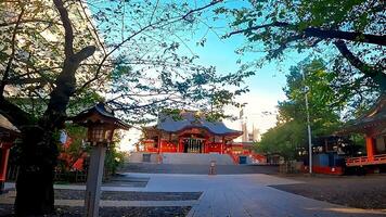 shinjuku, tokyo, japan. hanazono helgedom, en helgedom stående i de mitten av de stad. den existerade i 1590, de år tokugawa ieyasu gick in i tokyo foto