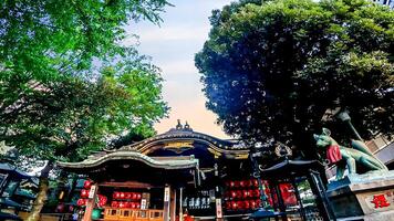 toyokawa inari tokyo gren tempel, belägen i motoakasaka, minato-ku, tokyo, japan den har sitt ursprung från de tid när ooka echizen Nej kami tadada efterfrågade dakiniten från toyokawa inari och inskriven foto