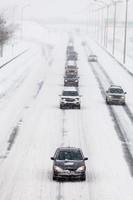 ställde upp bilar på motorvägen en vinterdag
