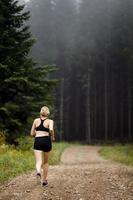 joggerträning i skogen tidigt på morgonen. foto