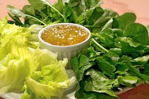 grön blad sallad med orange marmelad foto