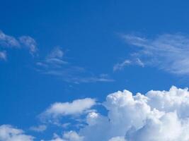 antenn se av moln mot blå himmel foto