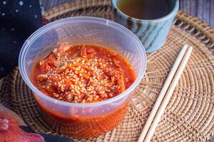 topp se av traditionell koreanska eller kimchi i en skål på rotting bordstablett. Plats för text. begrepp av koreanska livsmedel foto