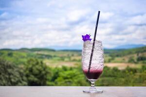 en glas av iced blandad bär soda på en trä- tabell med natur bakgrund. Plats för text. begrepp av kall dryck foto