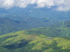 naturskön se landskap av moln, skog och bergen gräns av thailand och myanmar på chiang rai, thailand. skön natur bakgrund foto