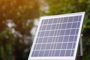 små storlek sol- cell paneler i de trädgård. installation solceller för tillhandahålla ljus på natt foto