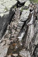 klippor av Storebottane-älven vid Vavatnsjön, Hemsedal, Norge.