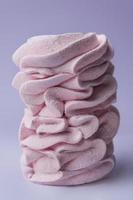 rosa hemlagade marshmallows på lila bakgrund foto