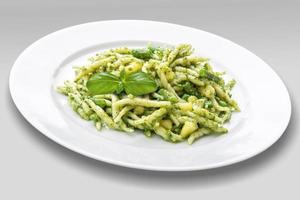 tallrik trofie pasta med genuesisk pesto foto