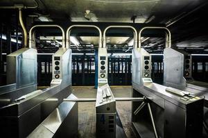 underjordiska tunnelbaneportar i new york city på linjeträd. foto